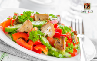 Sommerlicher gemischter Salat mit warmen Pilzen und Honig-Senf-Vinaigrette